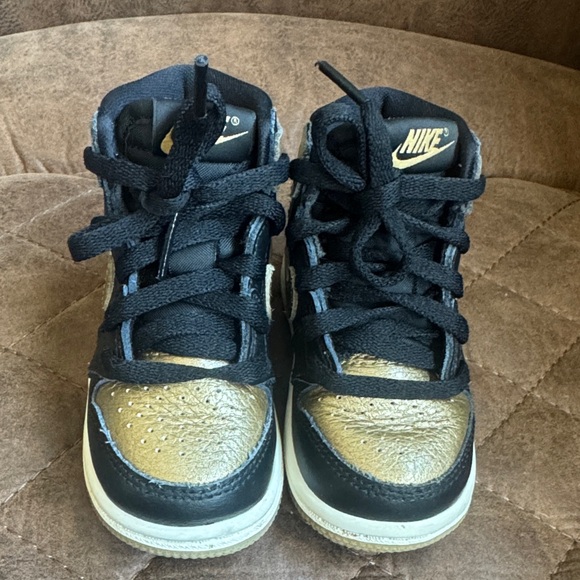 Nike toddler Black and Gold Sneakers - Picture 2 of 6